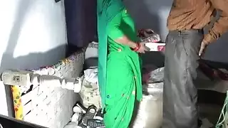 عربية ممتلئة المنحنيات يتمدد شرجها الملكي بقوة