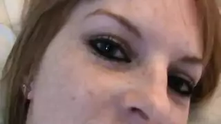 مراهقة شقراء تأخذ قضيب رئيسها في فمها للمتعة