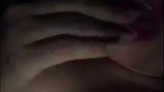 فتيات مغطيات بالكريمة يوسخن ألسنتهن