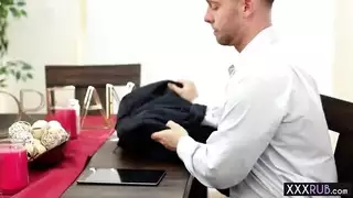 عاهرة الأعمال تفتح فرجها من أجل ترقية