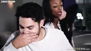ام تجبر صاحب ابنها ينكه
