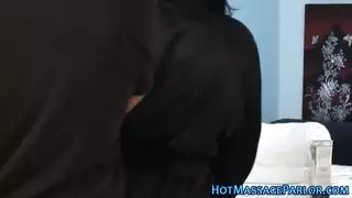 مدلكة وشم تعطي عميلها إنهاء سعيداً بيدها