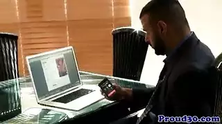فتاة صغيرة تأخذ سائل الرجل الأسود في مهبلها