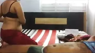 فيديو جنس شرجي عنيف مع جمال سمراء غارق في الديون