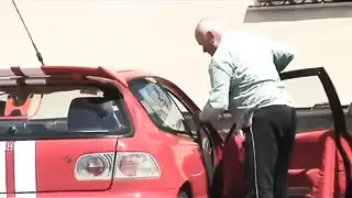 نيك حار فتاة مثيرة تركب زب رجل عجوز