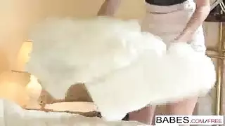 جينا فالنتينا تأخذ قضيبًا أسود في جلسة جنس على المركب