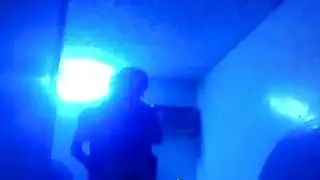 رجل مثقب يضرب لاتينا ممتلئة تحتاج للنقود