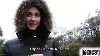 أستنشق عطر سراويلها قبل الجنس العنيف على الوجه