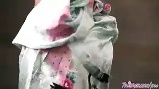 لدى المرأة ثدي كبير وطبيعي وهي تستمني ببطء