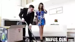 تبيع لها آلة لضخ فرجها المبلل