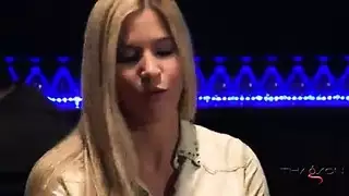 امرأة سمراء مع الثديين كبيرة ومستديرة معلقة في حانة