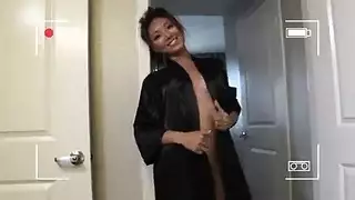 تحب عندما تصبح حلماتها قاسية وحساسة