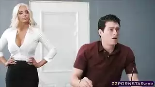 شقراء ممتلئة بأصولها الضخمة في جلسة ركوب ساخنة