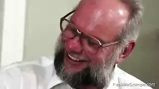 فتاة صغيرة تخضع لنيك رجل أكبر سناً بقوة