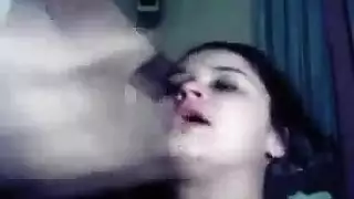 زبه في فمها يدخله و ينيكها من الشفتين و اسخن مص
