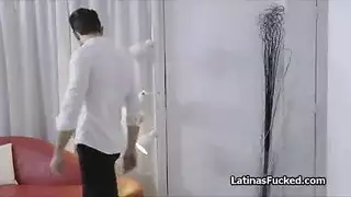 الزب يبهرها من حجمه الكبير لكنها ترضعه ثم تتناك منه
