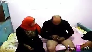 عاهرة خبيرة تستمتع بعنف جماعي في كل ثقب