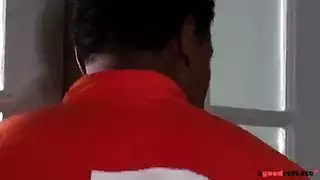 زوجة ناضجة فاخرة تمارس الجنس الشرجي مع شريك أسود مسيطر