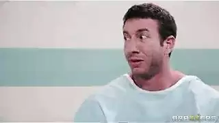 استراحة الحمام تتحول إلى جماع جنسي جماعي مع الممرضات
