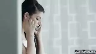  استمناء جليسة الأطفال المراهقة على السرير يدعو صاحب المنزل لملء كسها الفائض
