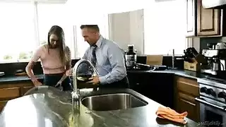 رجل يغتصب صديقه