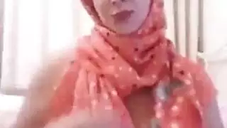 محجبة زي القمر بزازها هيجانة تعمل شات سكس مع شباب