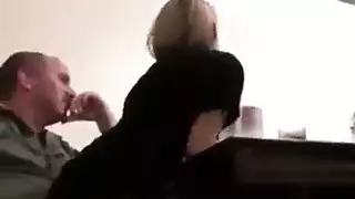 جنس محرّم بين الأب وابنته أثناء اجتماع عائلي مزدحم