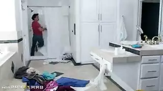 أم تكتشف ابنها يتلصص عليها وتدعوه لممارسة سكس صريح