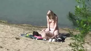 شقراء ممارسة جنس عنيف مع رجلها عند البحيرة