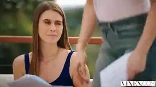 حفلة جنس جماعي صريحة: الأصدقاء يضربون الثقوب الضيقة بقسوة