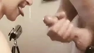 قحبة تلعق المني من الزب و هو يقذف امام بزازها الجميلة