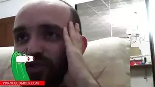 امرأة مثيرة تقدم عرضًا صريحًا: جماع مكثف وعنيف