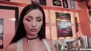 الزبون ينيك النادلة الممحونة مقابل المال في البار