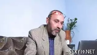 دمية جنس مراهقة تعيد إحياء عجوز من أجل فعل إباحي قاس