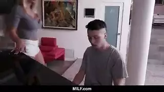 زوجة الأب تغوي ابن زوجها بعد درس البيانو لممارسة جنس صارم