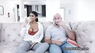 أثداء طبيعية ضخمة تبتلع قضيبًا صلبًا سميكًا