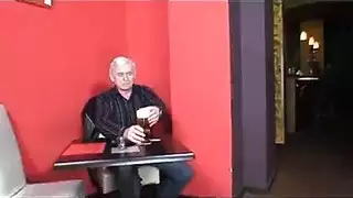مراهقة تلعب بقضيب الجد حتى يصبح صلبًا ثم تركبه بقوة