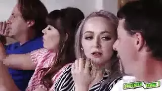 علاقة عائلية إكس إكس إكس: فريق الأخوة يمارس الجنس مع زوجات بعض