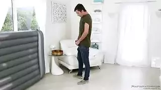 الأخ والأخت يمارسان الجنس بعنف على سرير التدليك