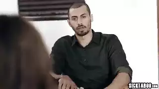 أم ذات أثداء ضخمة تُمارس الجنس الفموي وتُضاجع بوحشية