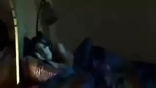 ثنائي الأم وابنتها يحصلان على نيك شرجي ومهبلي عنيف