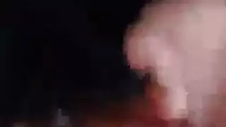 فم ماري ممتلئ بقضيب إباحي صلب في مشهد إكس إكس إكس