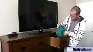 امرأة ناضجة ذات ثدي ثقيل تغوي مراهقًا ساذجًا إلى جماع إباحي قاسٍ