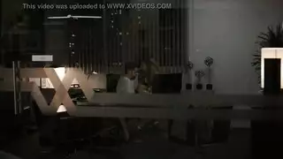 اللفة الرقص امرأة سمراء