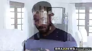 شقراء مراهقة تُضاجع بقوة من قبل رجل أسود