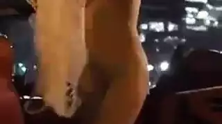 شقراء ساخنة تبلع القضيب بعمق وتلعقه