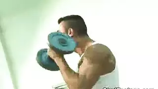 الغرفة رقم 2: هروب من المكتب: زملاء يحبسون العاهرة في الفندق للعمل الإباحي