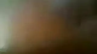 بيضربها وهو غ
