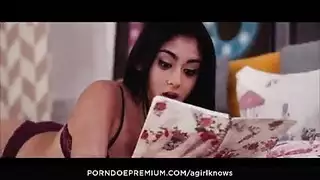  شقراء تقدم مصة مثيرة لقضيب اصطناعي عملاق