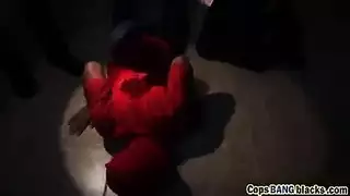 العذراء الأشقر يتم تمزيق مؤخرته بواسطة قضيب شاب صلب